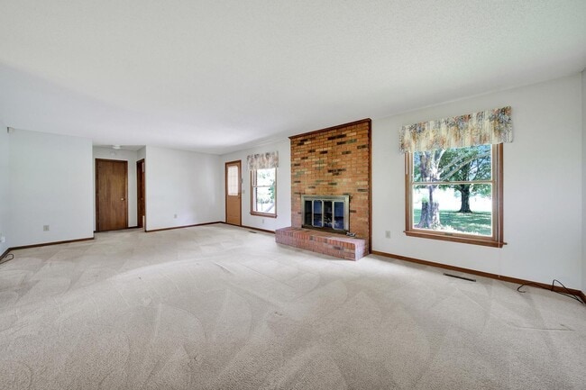 Building Photo - Lovely 3 Bed 2 Bath Ranch Home on Large Lot!