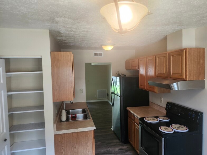 Eat-in-kitchen - 12 Oneonta Dr