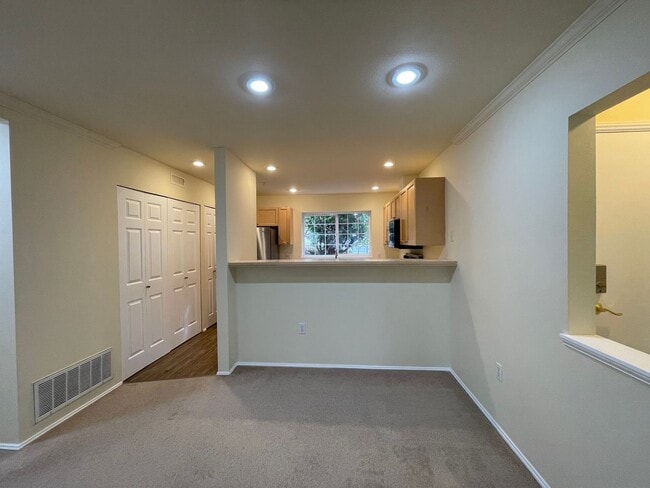 Building Photo - Sammamish - 3 BR, 2 BTH ground floor condo...