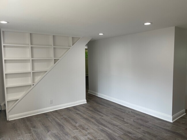 Building Photo - 28 Royce Pl