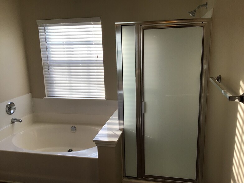 Building Photo - 103 Lakewood Dr