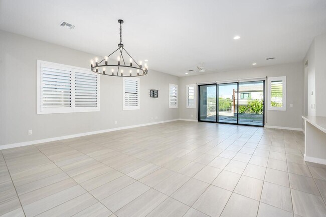 Building Photo - 824 E Monte Wy