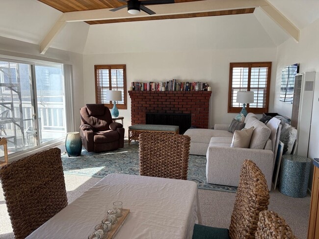 Building Photo - 4027-4029 Ocean Dr