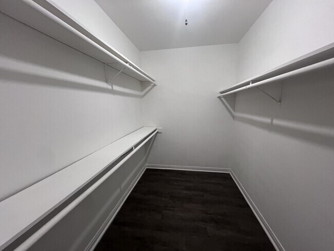 Building Photo - Close to CityCentre & Memorial City Mall