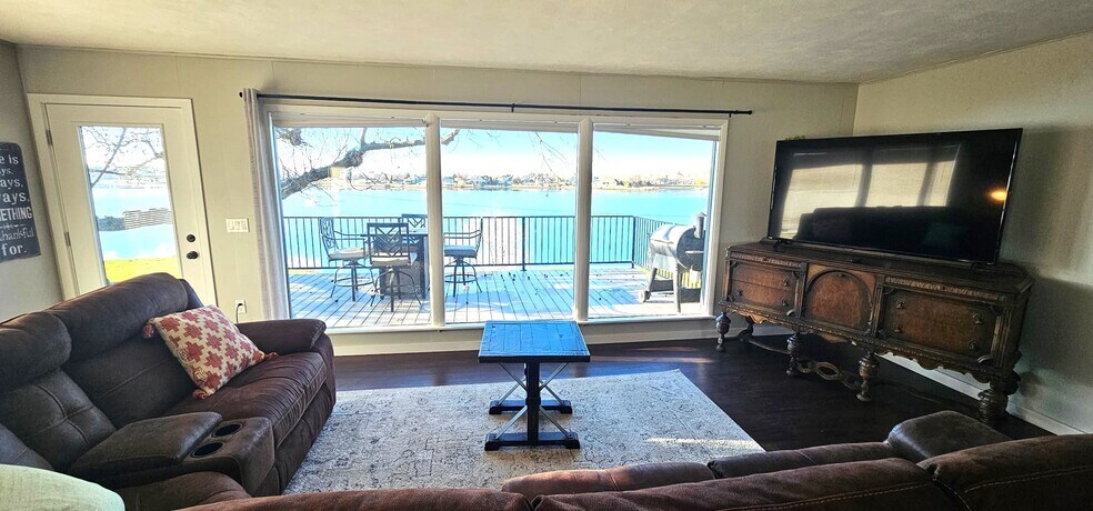 Building Photo - 3312 W Lakeshore Dr