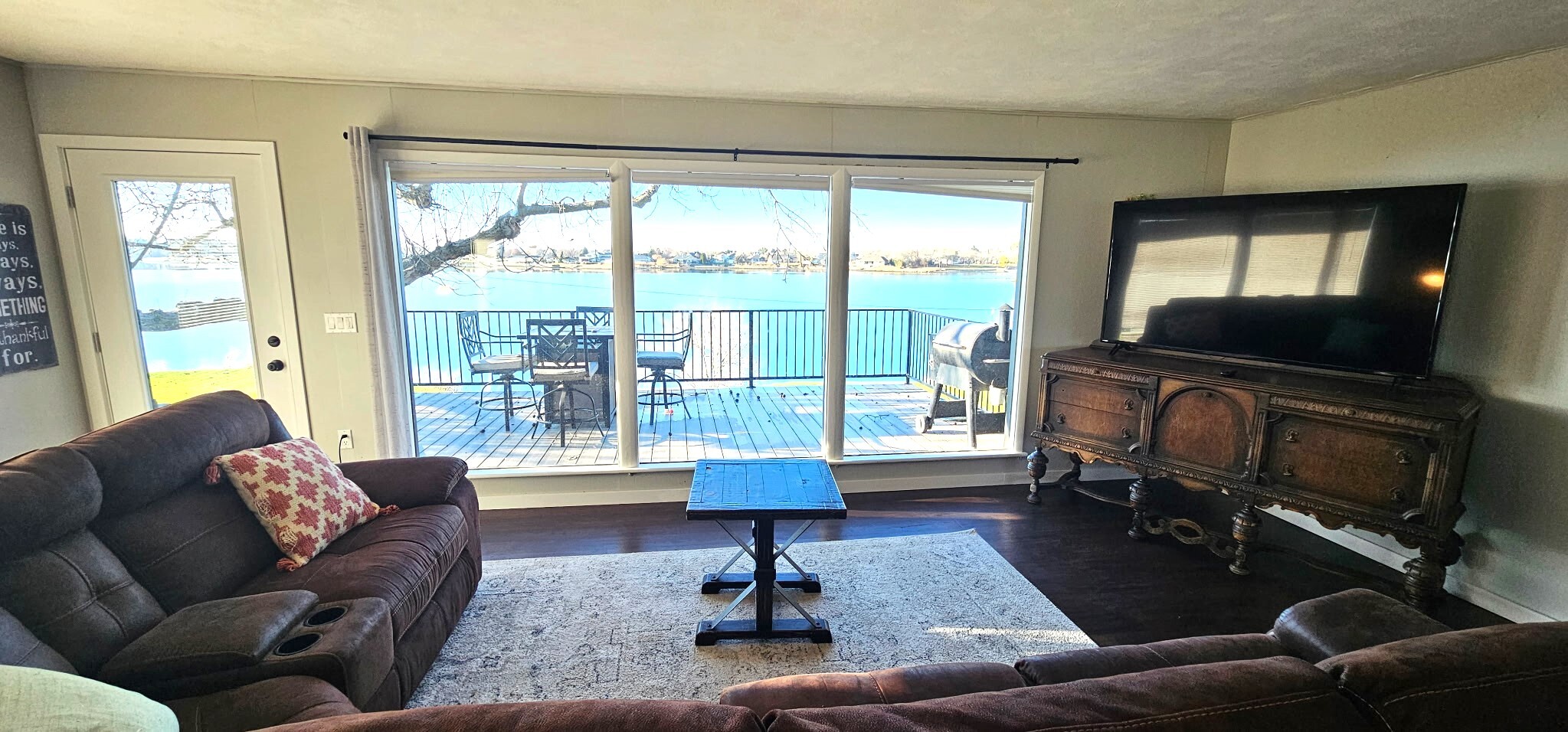 Building Photo - 3312 W Lakeshore Dr