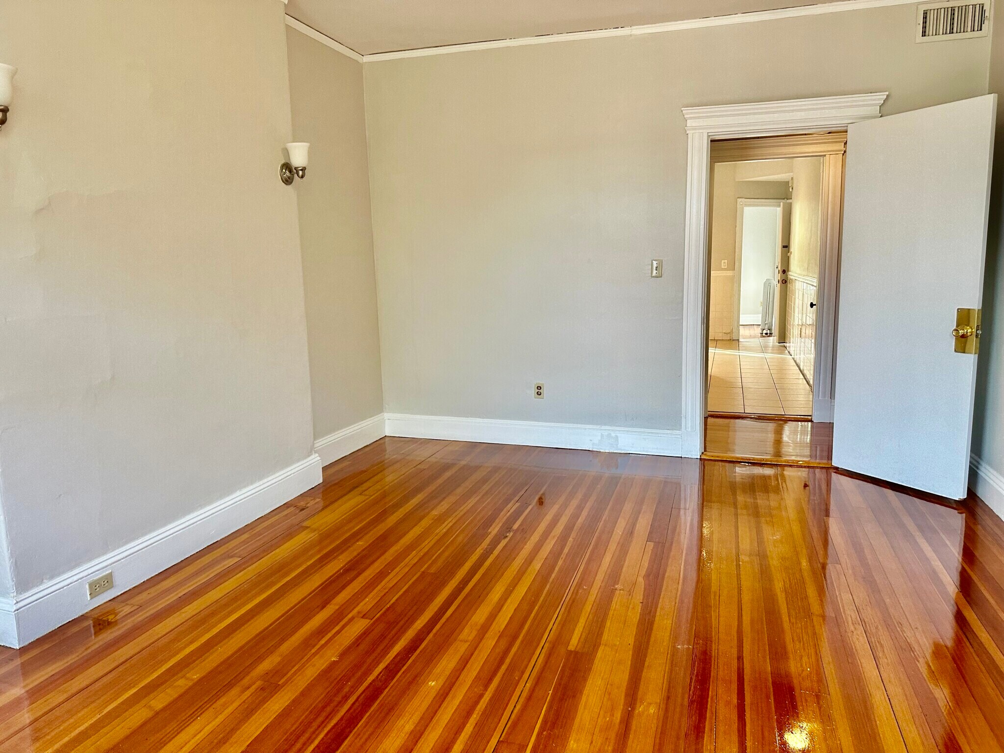 Building Photo - 10 Strathmore Rd