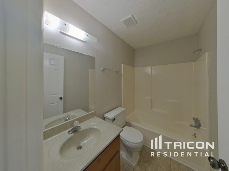 Building Photo - 5242 Selene Dr