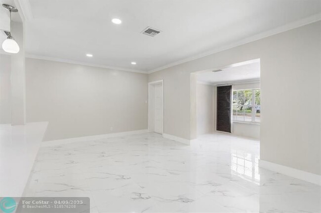 Building Photo - 510 SW 11th Ct