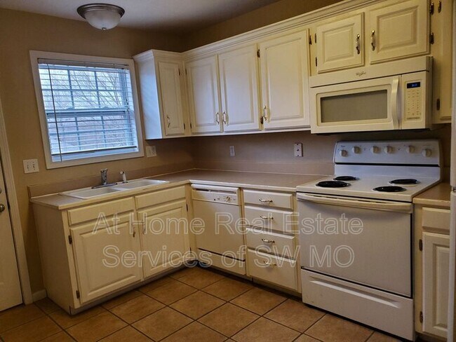 Building Photo - 308 Excalibur Ct