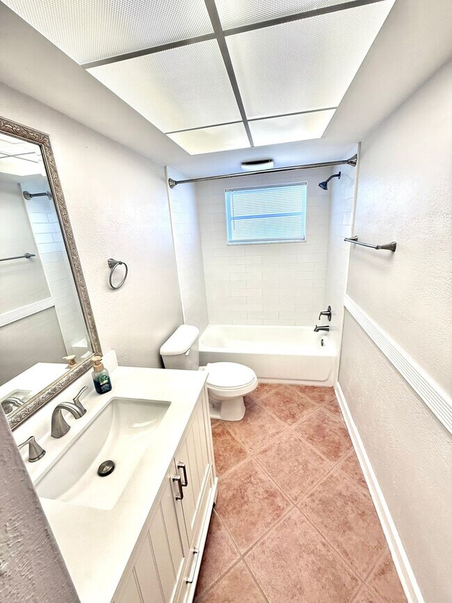 Building Photo - Beautiful 2 Bed • 2 Bath Single-Family Home in Beacon Groves