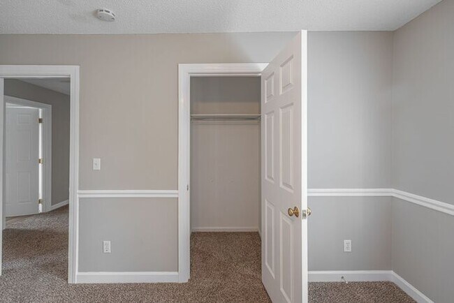 Building Photo - NW Large Updated Home! LR, DR, Den, FP, Ha...