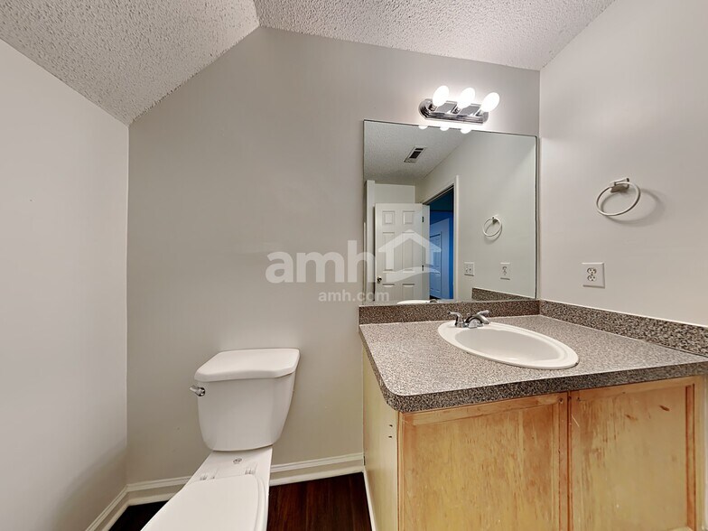 Building Photo - 1209 Lainster Dr SE