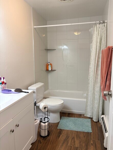 Bathroom tub/shower - 375 W 550 N