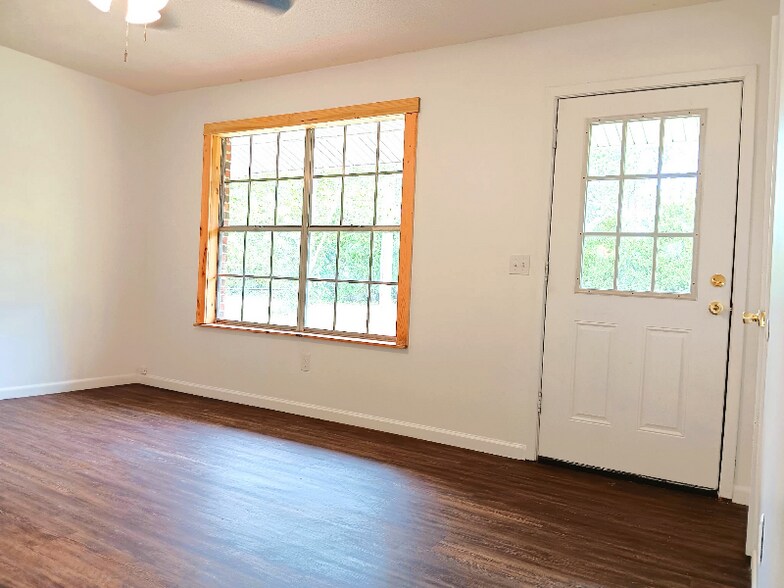 Building Photo - 252 Sanders Rd