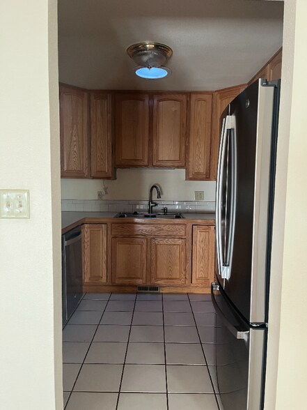 Building Photo - 2702 Parklake Ct