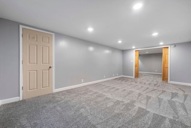 Building Photo - Beautiful 3/4 bed 2 bath home in East Moline!
