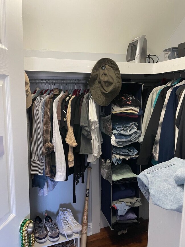 Building Photo - Spacious 2BD/2.5 BATHS! Across from Langen...