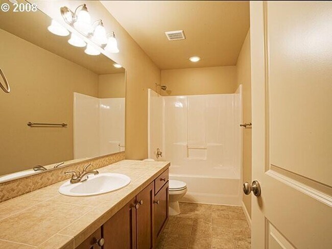 Building Photo - Beautiful 4 Bedroom Home In Garden Home Area!