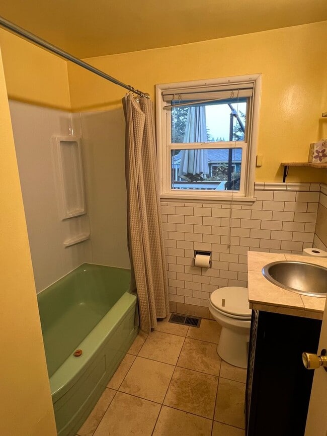 Building Photo - Haller Lake Home