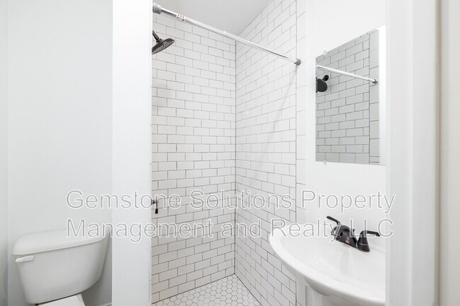 Building Photo - 344 Kingview Dr