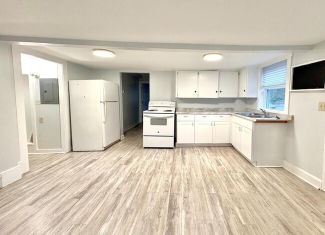 Building Photo - 1294 US-1 Apt A