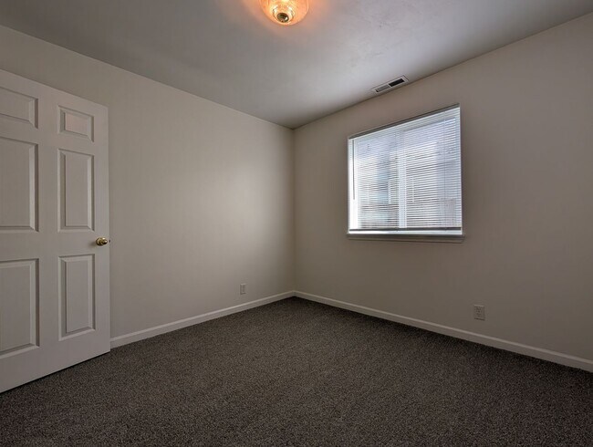 Building Photo - Great 3 Bedroom, 2-Bath Home With 2 Separate Living Rooms!