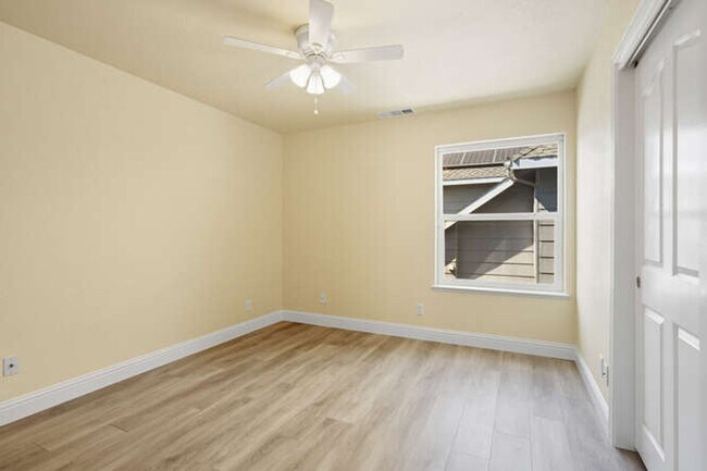 Building Photo - Spacious 5-Bedroom Home with Pool in NE Fr...