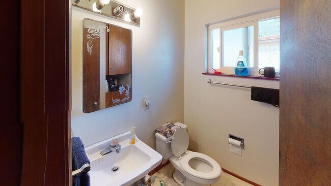 Building Photo - 3 Bedroom 2 Bathroom Home Available July