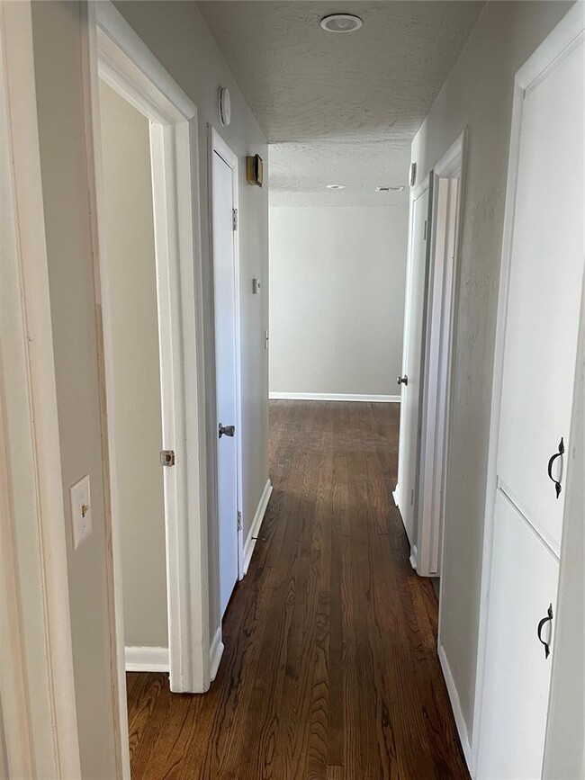 Building Photo - 228 W 9th St