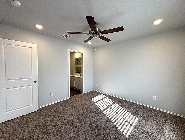 Building Photo - 1202 Lexington Dr