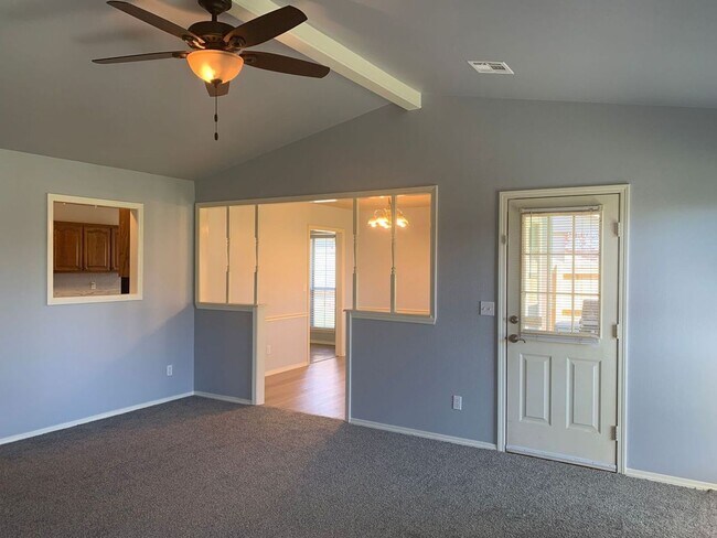 Building Photo - This beautifully updated three-bedroom, tw...