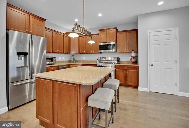 Building Photo - 42598 Chisholm Dr