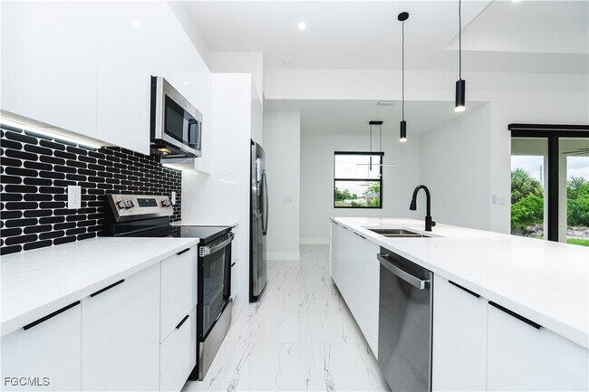 Building Photo - 903 NE 23rd St