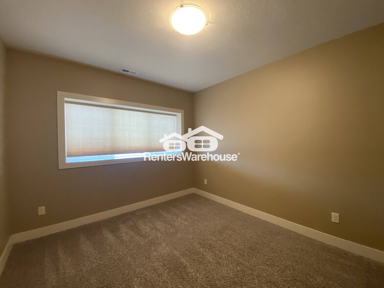 Building Photo - 916 NE Silkwood St