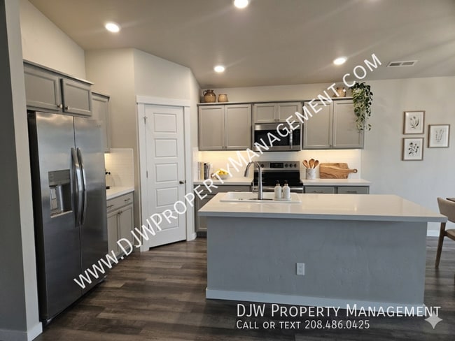 Building Photo - 3948 N Chelmsford Ave