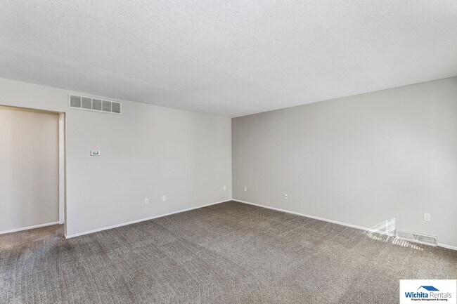 Building Photo - 3 bedroom 2 bath duplex - SE Wichita