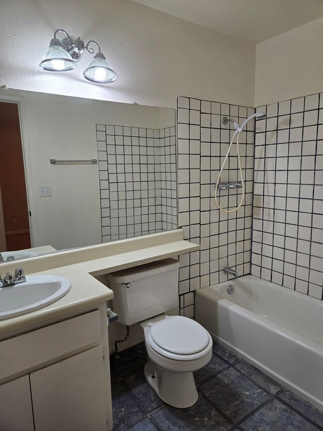 Building Photo - 2950 Niagra #262 - Turlock Condo