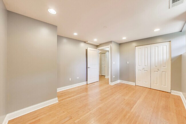 Building Photo - 1702 W Summerdale Ave