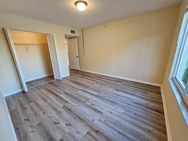 Building Photo - 604 Villa Cir