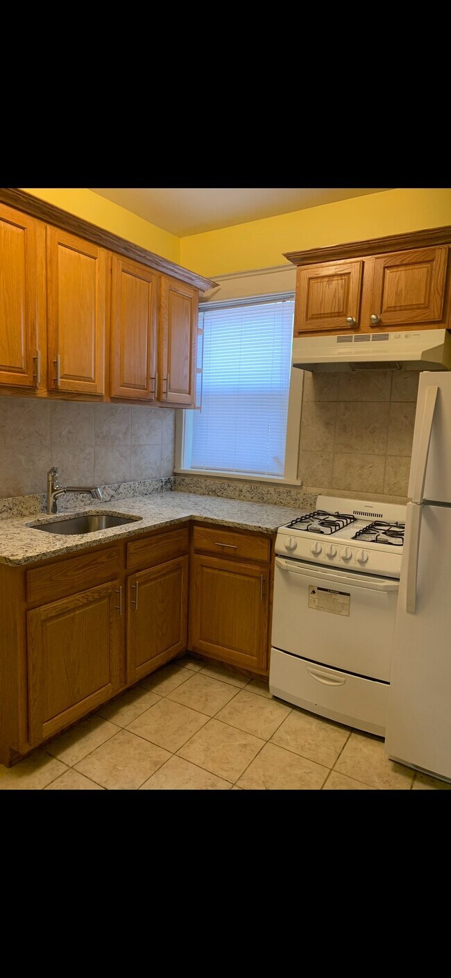 Building Photo - 1152 Lyman Ave