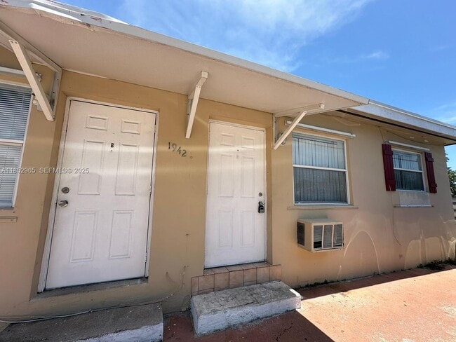 Building Photo - 1942 Thomas St