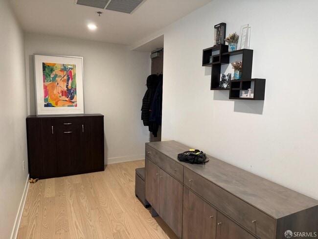 Building Photo - 338 Main St