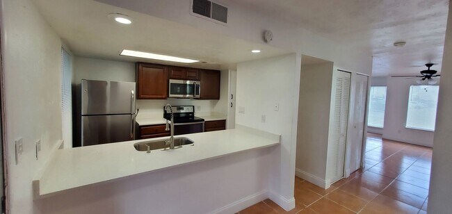 Building Photo - Two bedroom town home near the Mall at Mil...