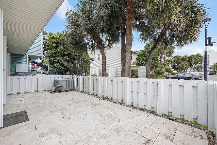 Building Photo - 2747 NE 15th St