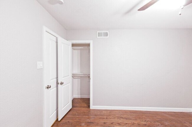 Building Photo - 304 S Grove Rd
