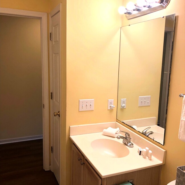 Building Photo - 581 Blue River Ct