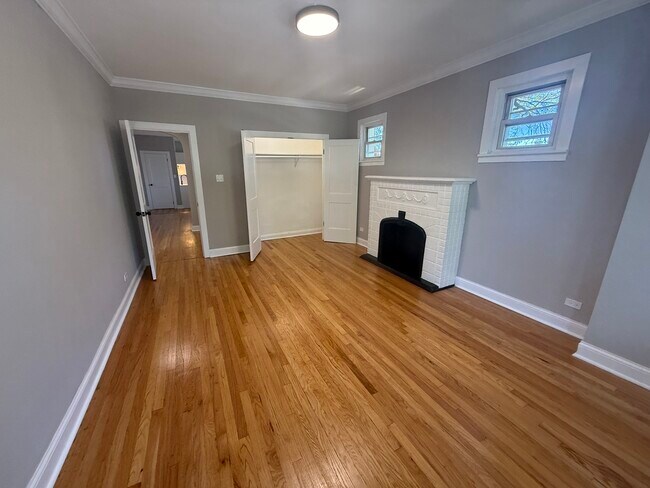 Building Photo - 4956 N Harding Ave