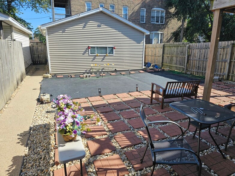 Building Photo - 719 S Central Park Ave