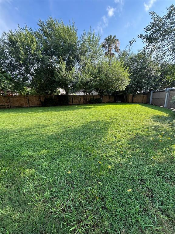 Building Photo - 1702 Oak Ridge Dr